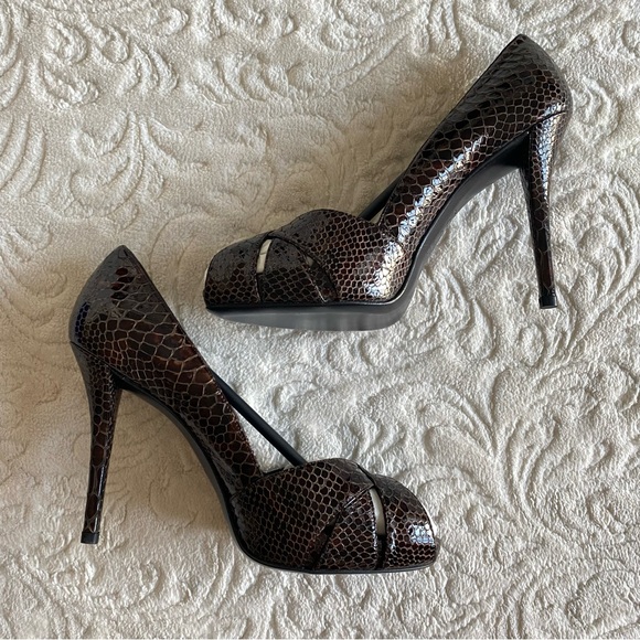 Stuart Weitzman Dresser Pump - Picture 2 of 8